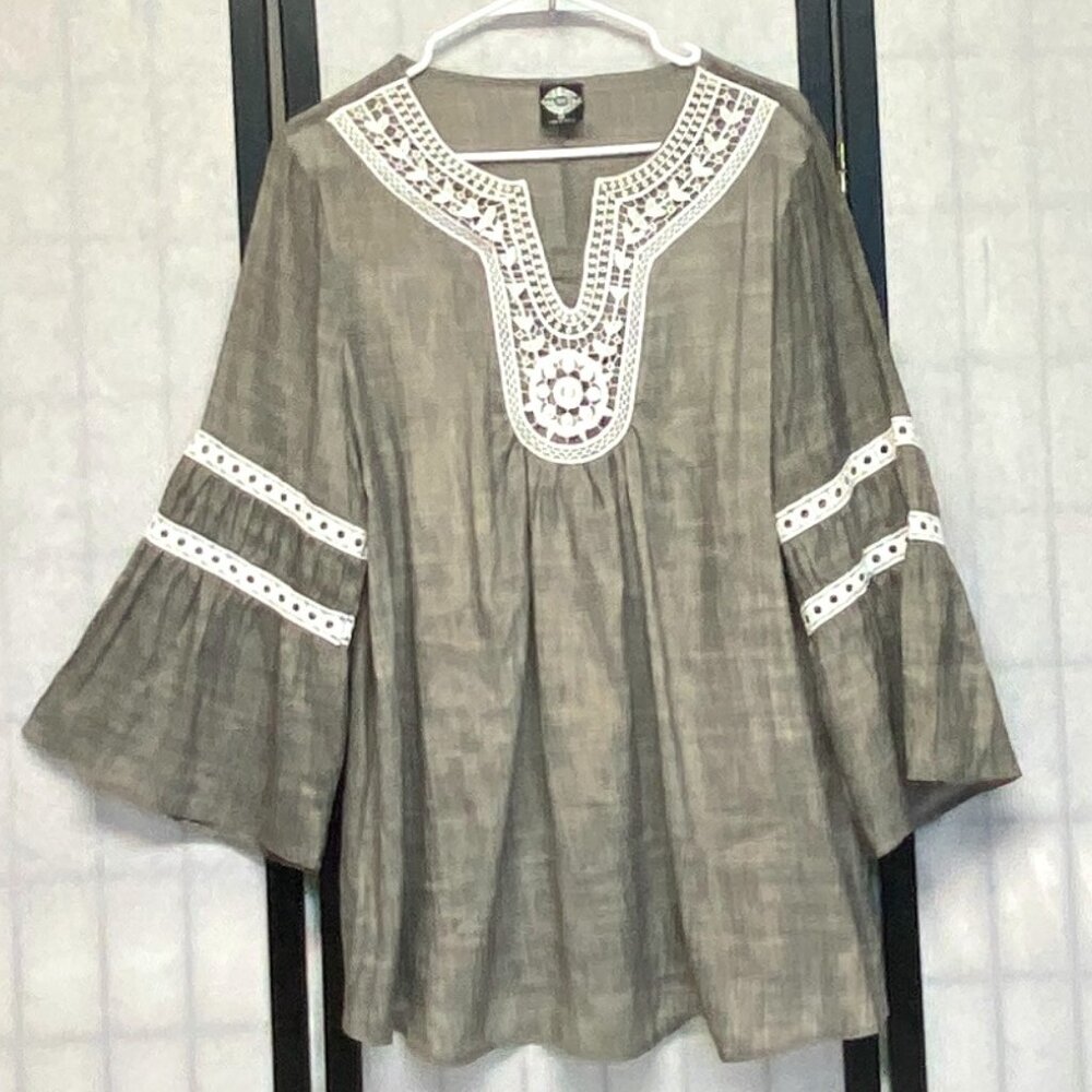 Calstyle Grey L Boho Peasant Blouse Lace Accents NWOT V Neck Long Bell Sleeves